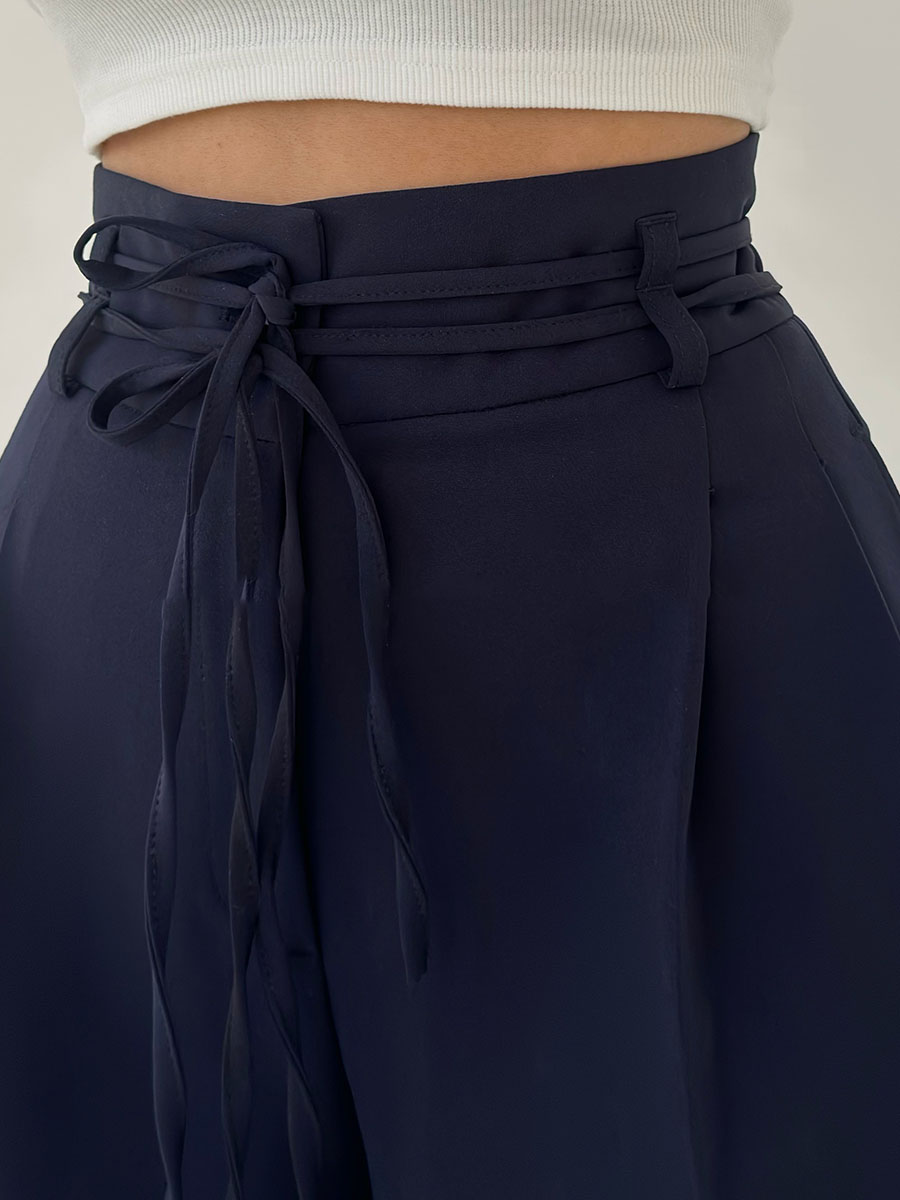 Lina™ | Elegante broek met wijde pijpen, hoge tailleband en riemdetail