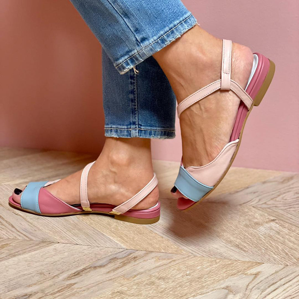 Noa | Asymmetrische roze sandalen met colour-block details