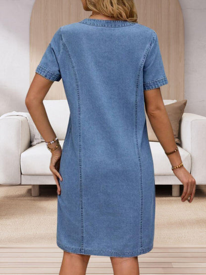 Janina™ | Zomerse denimjurk met V-hals