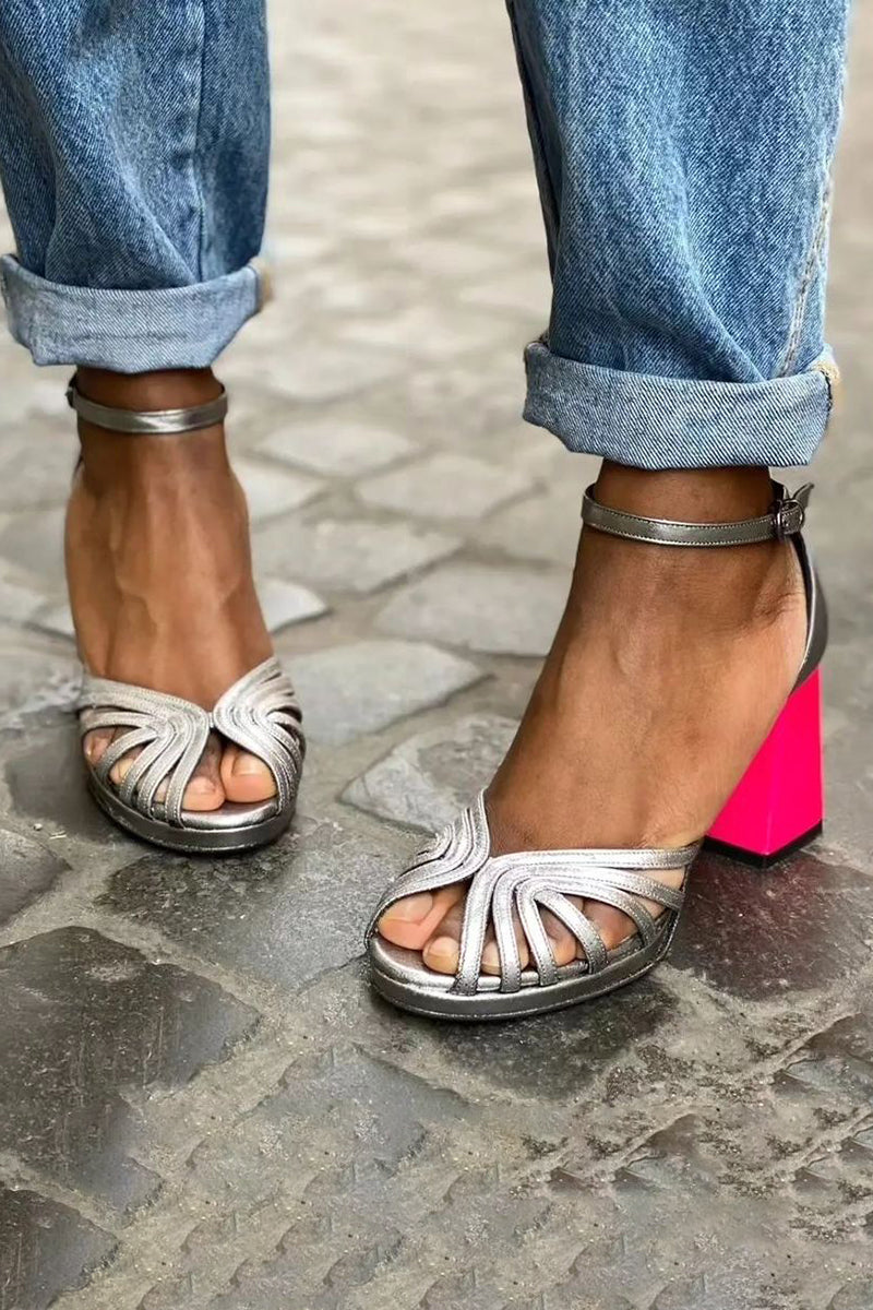 Nelle | Glanzende sandalen met brede hak en elegante gesp