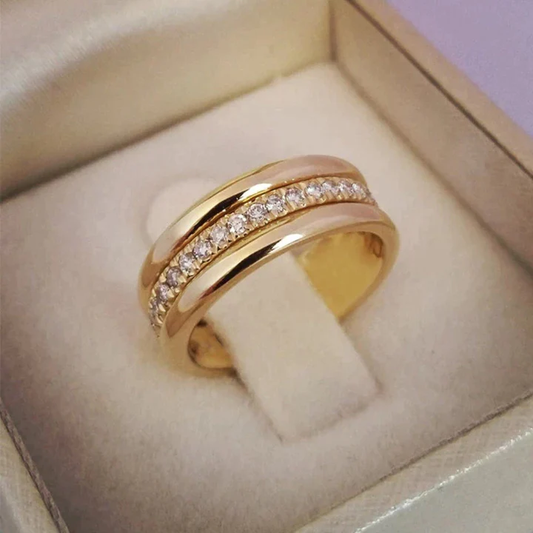 Sarah – Vintage ring met zirkonia omlijsting